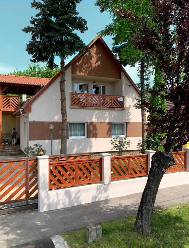 Апартаменты Hanna Apartman Балатонлелле Экстерьер фото